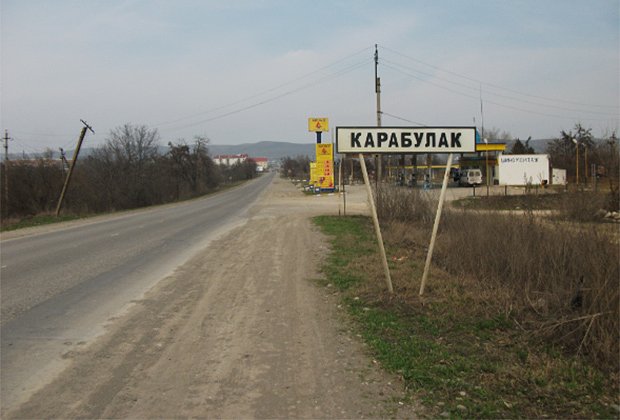 Табличка при въезде в город Карабулак (Ингушетия)