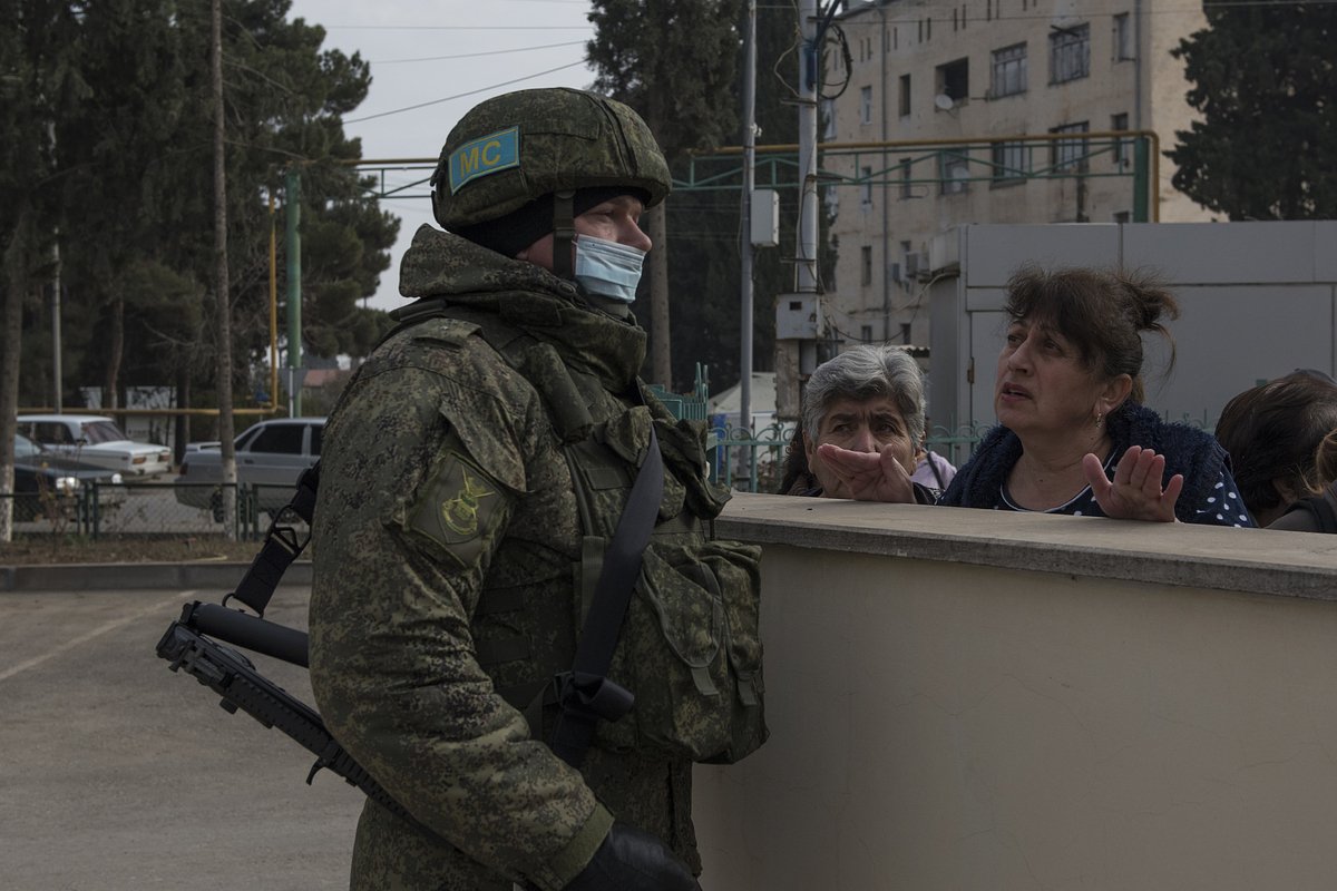 Военнослужащий российского центра по примирению враждующих сторон в городе Мартакерт (Адгере) в Нагорном Карабахе, 15 декабря 2020 года
