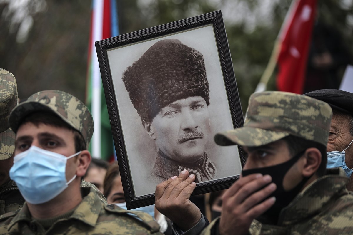 Азербайджанские солдаты держат портрет основателя Турции Мустафы Кемаля Ататюрка во время празднования передачи Лачинского района под контроль Азербайджана, Агджабеди, Азербайджан, 1 декабря 2020 года