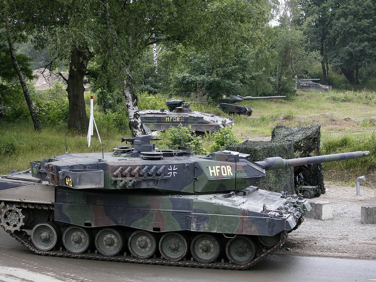      Leopard 2A6      Lentaru
