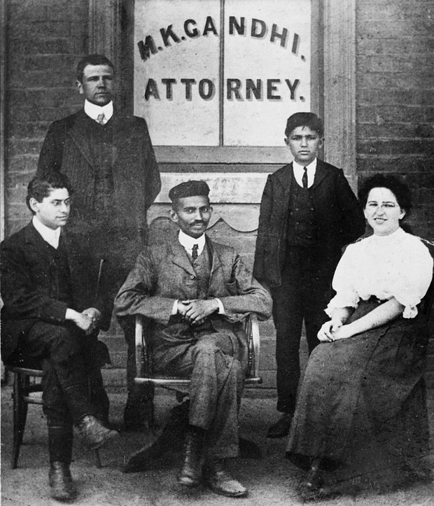 Мохандас Ганди (в центре) в окружении сотрудников своей адвокатской конторы в Йоханнесбурге, Южная Африка, 1902 год
