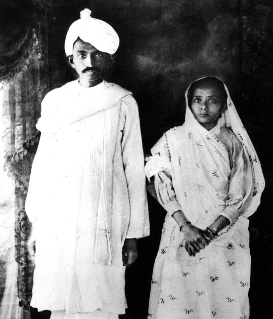 Мохандас Ганди с женой Кастурбой по возвращении в Индию из Южной Африки, 1915 год