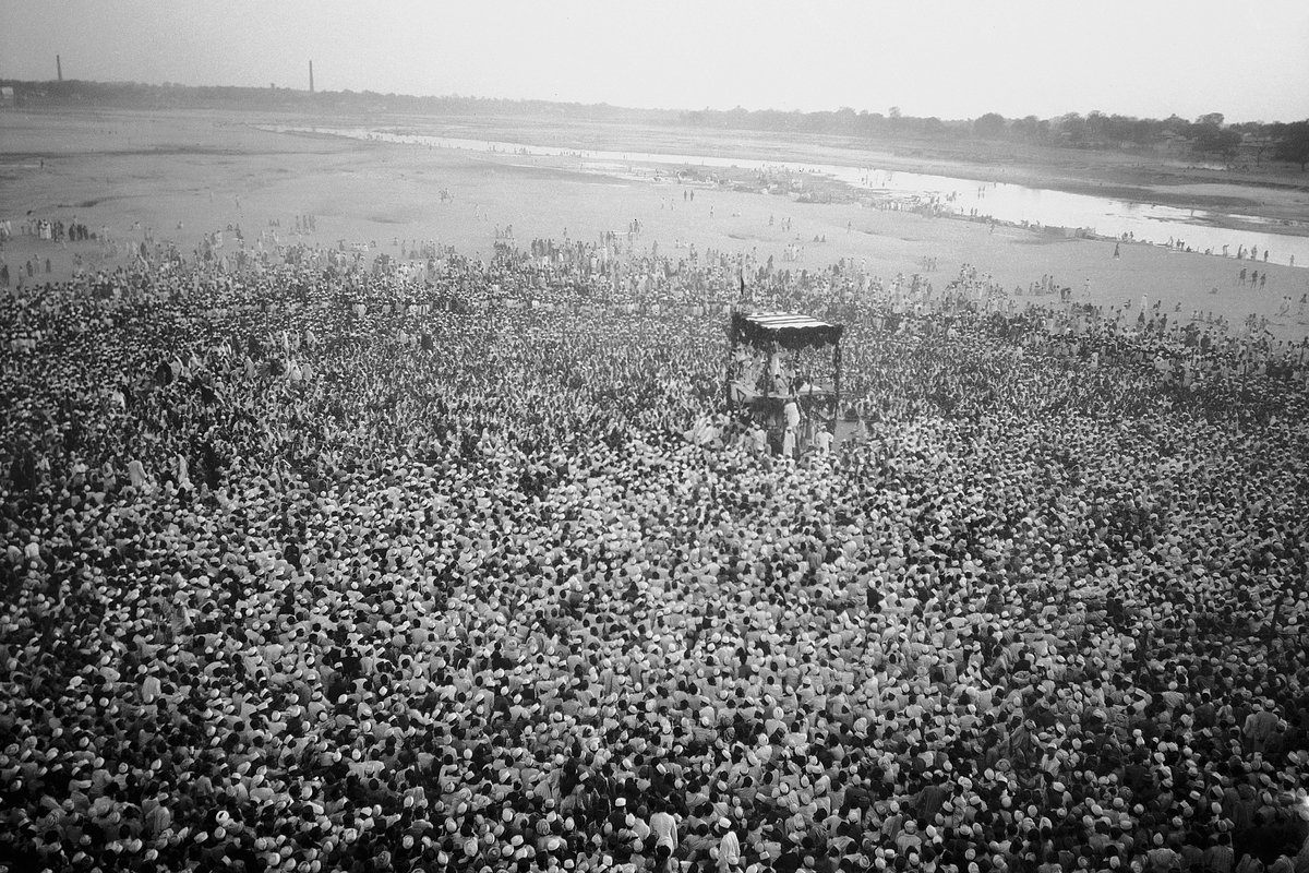 Более ста тысяч индуистов и мусульман слушают речь Мохандаса Ганди о независимости Индии на берегу реки Сабармати в Ахмедабаде, 1931 год