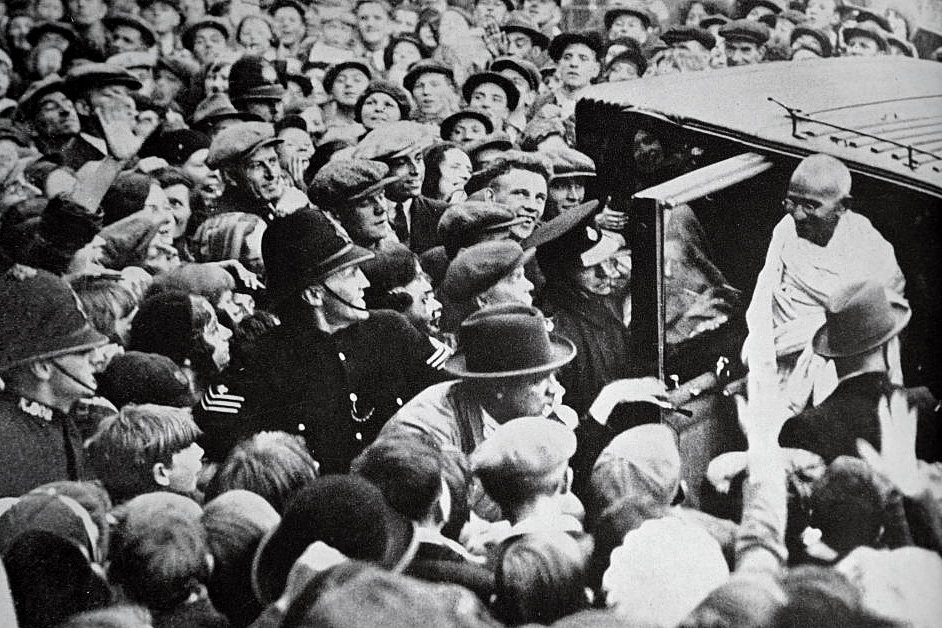 Жители Лондона приветствуют Махатму Ганди во время его турне по Англии, 1931 год