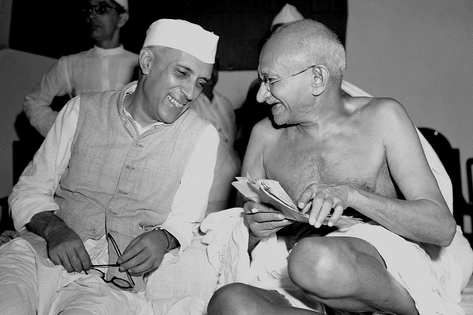 Махатма Ганди и Джавахарлал Неру на заседании комитета Всеиндийского конгресса в Бомбее, 6 июля 1946 года