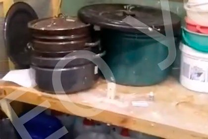 Сотрудники ФСБ нашли мефедрон и 300 килограммов реактивов в гараже