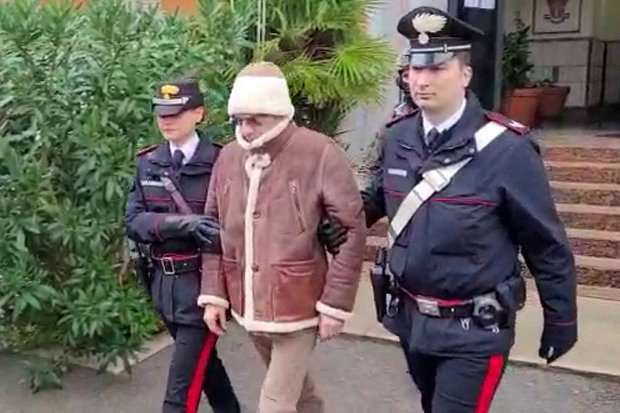 Маттео Мессина Денаро после задержания в Палермо, 16 января 2023 года. Фото: Carabinieri / Reuters