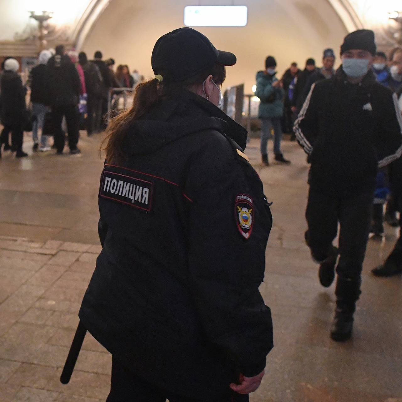 Полиция проверит видео с дракой в московском метро: Полиция и спецслужбы:  Силовые структуры: Lenta.ru