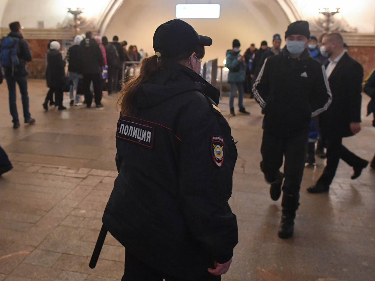 Полиция проверит видео с дракой в московском метро: Полиция и спецслужбы:  Силовые структуры: Lenta.ru