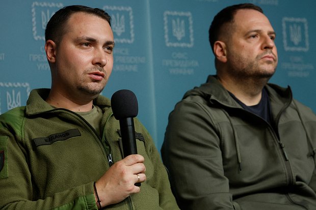 Руководитель офиса президента Украины Андрей Ермак и начальник военной разведки Кирилл Буданов на брифинге об обмене военнопленными, 22 сентября 2022 года. Фото: Valentyn Ogirenko / Reuters
