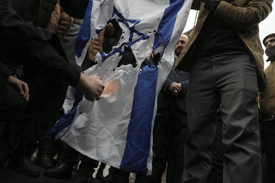 Иранские демонстранты сжигают израильский флаг во время протестов в январе 2023-го 