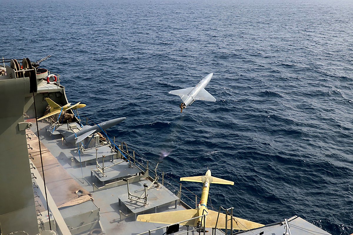Беспилотник, запущенный с военного корабля в ходе военных учений в Иране