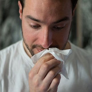 Врач Мясников: при гриппе помогут парацетамол и куриный суп