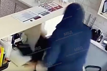 Избивший администратора салона после сеанса массажа россиянин попал на видео