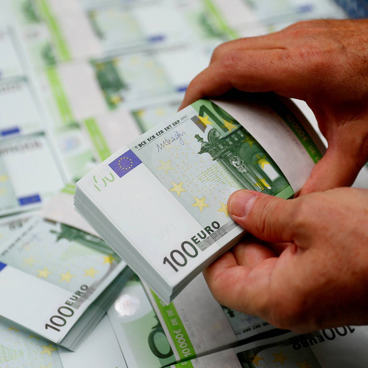 Евро много пачек. Пачки денег евро. Деньги евро. Миллион евро. 1000000 евро.