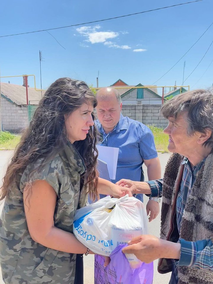 Валерия Петрусевич развозят гуманитарную помощь по самым отдаленным уголкам освобожденных территорий, зачастую даже туда, куда не могут добраться конвои МЧС.