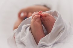 Ребенок родился с противозачаточной внутриматочной спиралью в руке