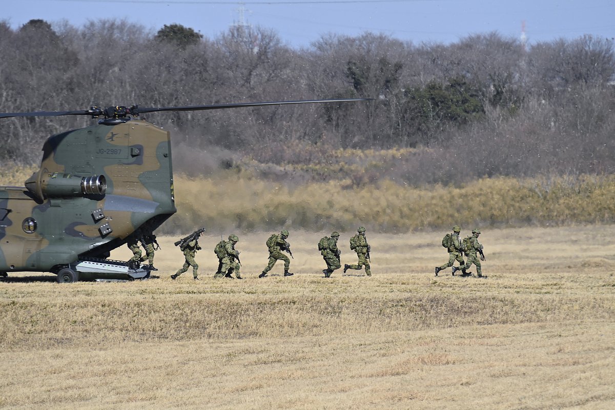1-я парашютно-десантная бригада сухопутных сил Японии проводит учения по высадке десанта совместно с военными из США, Великобритании и Австралии. Полигон Нарасино, Япония, 8 января 2023 года