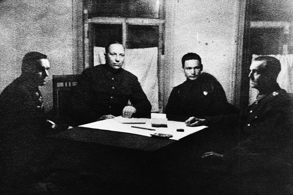 Маршал артиллерии Николай Воронов (второй слева) допрашивает Паулюса