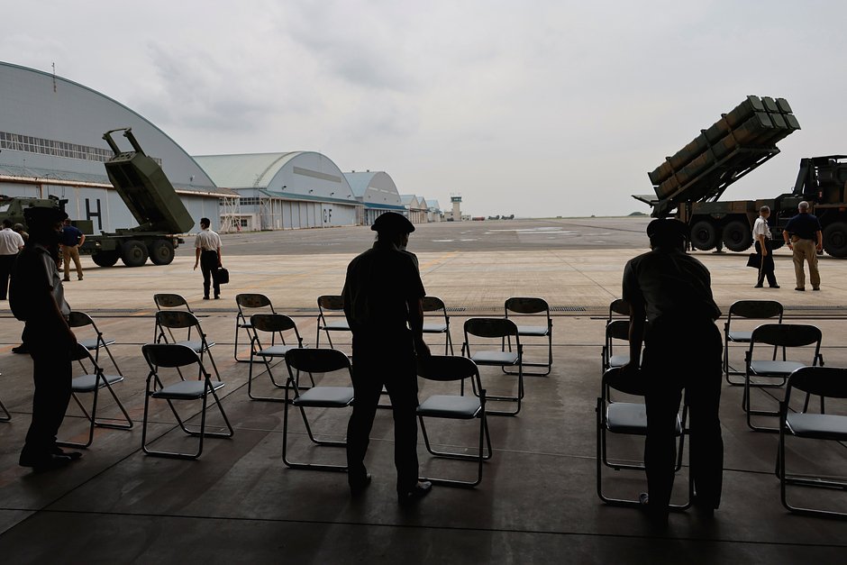 Американская реактивная система залпового огня HIMARS и японский противокорабельный береговой ракетный комплекс Type 12 на выставке на военной базе Сил самообороны Японии. Кисарадзу, Япония, 16 июля 2022 года