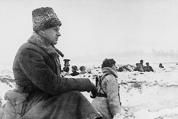 Генерал Константин Рокоссовский на наблюдательном пункте под Сталинградом. Фото: ТАСС
