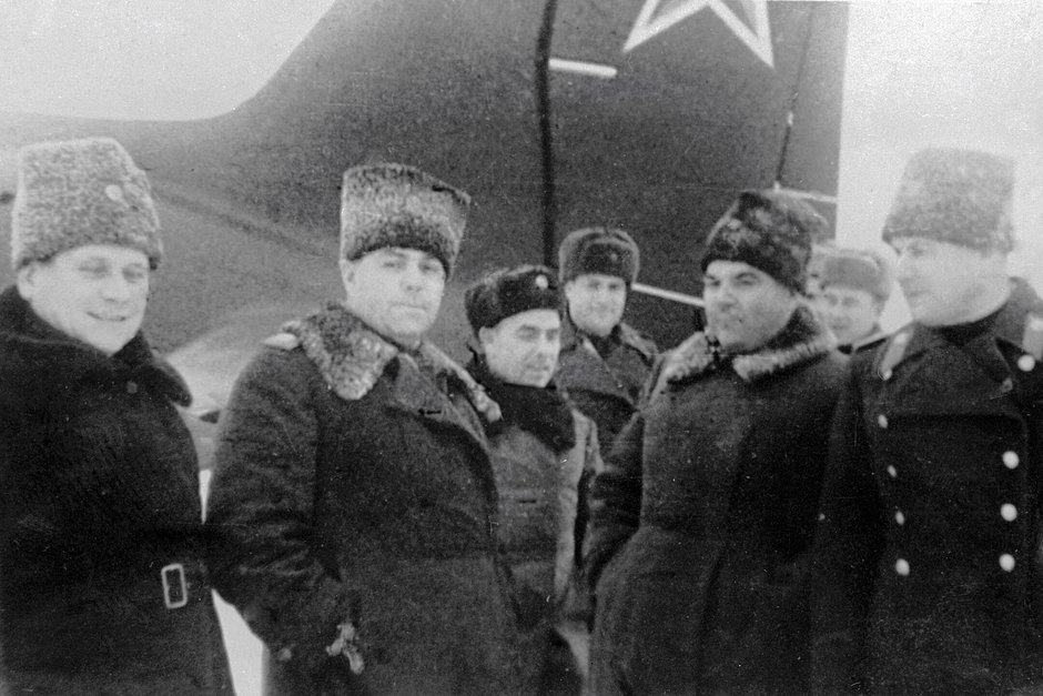 Начальник Генерального штаба РККА Александр Василевский (второй слева) и генерал Родион Малиновский (второй справа)