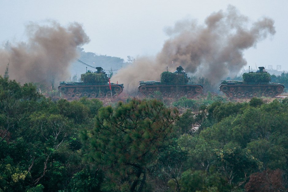 Танки M60-A3 на учебных стрельбищах в Тайване, которые проводились на фоне возросшей напряженности с Китаем. Синьчжу, Тайвань, 21 декабря 2021 года