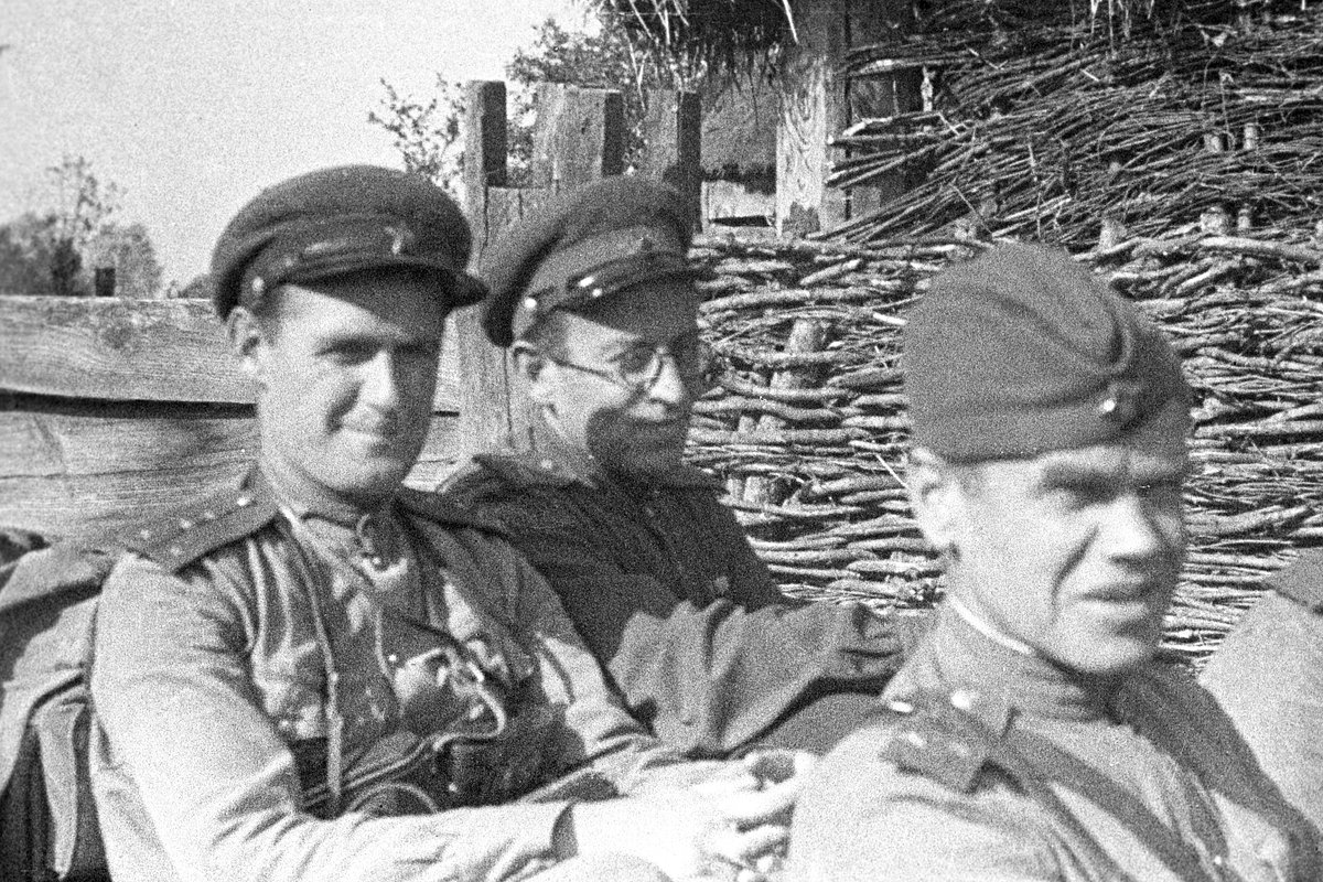Писатель Василий Гроссман (в центре) с фронтовыми товарищами