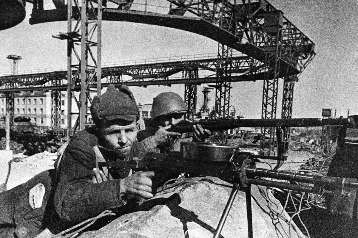 Бойцы рабочего батальона ведут огонь в районе завода «Красный Октябрь», 1942 год