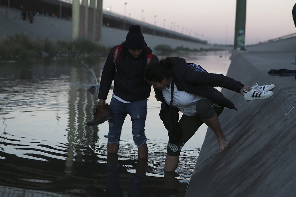 Мигранты собираются в мексиканском Сьюдад-Хуаресе по другую сторону границы от Эль-Пасо, 21 декабря 2022 года