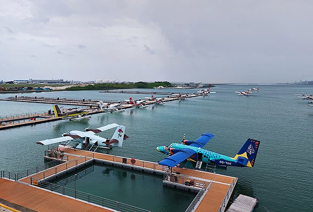 Развозящие туристов по местным островам гидросамолеты в аэропорту Мале