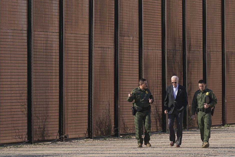 Президент Джо Байден идет вдоль стены на границе с Мексикой вместе с американскими пограничниками
