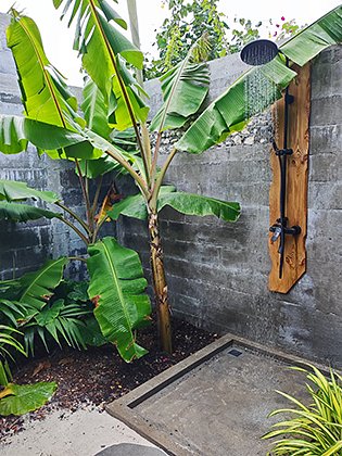 Тропический душ в номере прибрежной виллы с бассейном на курорте Oaga Art Resort 