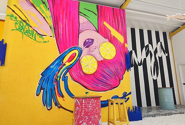 Выполненная местными художниками роспись стен на курорте Oaga Art Resort 