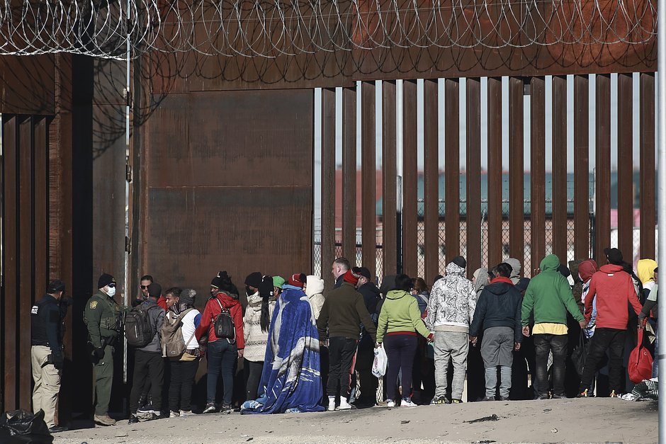 Американские пограничники выстраивают мигрантов в очередь, перед тем как запустить их в Эль-Пасо, штат Техас, 21 декабря 2022 года