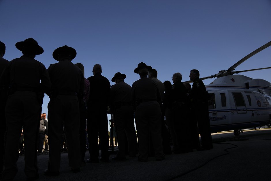 Сотрудники правоохранительных органов штата Флорида во время пресс-конференции сенатора Рика Скотта по ситуации на южной границе, Марафон, штат Флорида, 19 января 2023 года