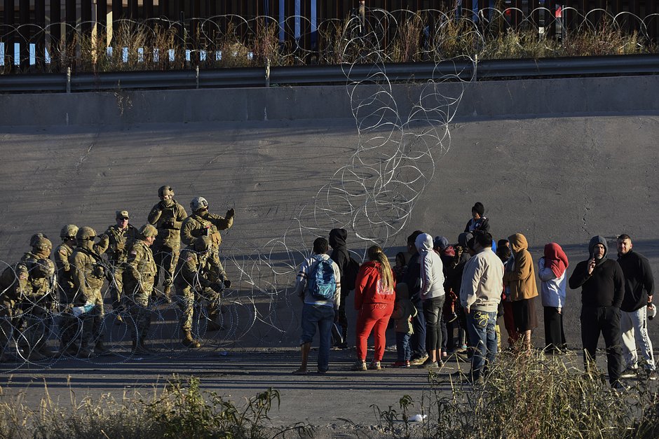 Американские военные останавливают мигрантов, пытающихся пересечь границу неподалеку от Эль-Пасо, 20 декабря 2022 года