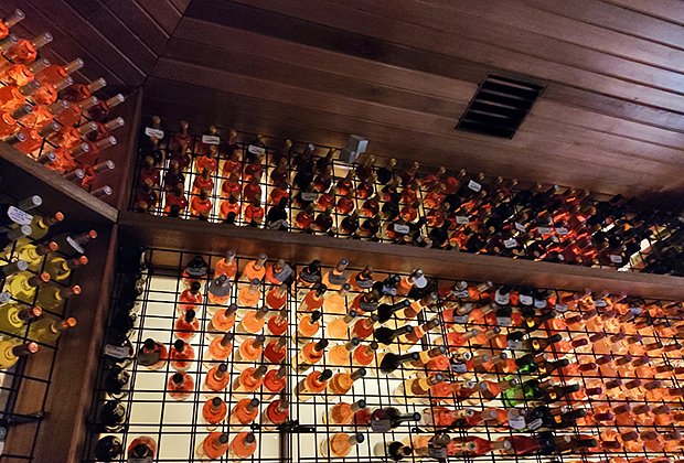 Винный погреб с коллекцией напитков выдержкой до нескольких десятков лет на курорте Huvafen Fushi