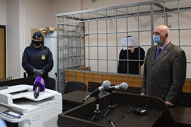 Радик Тагиров (за решеткой) при избрании меры пресечения в Советском районном суде Казани