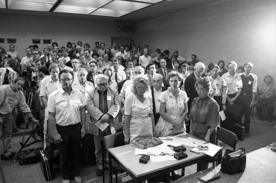 Минута молчания на собрании общества «Мемориал» (объявлено в России иноагентом и ликвидировано), 1988 год