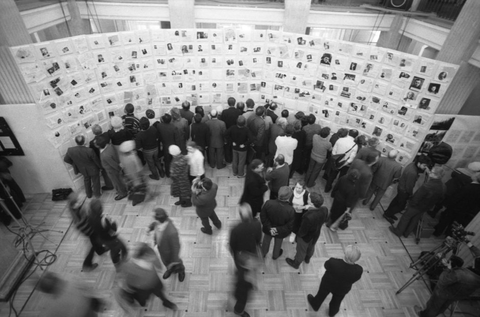 Стена памяти с фотографиями и документами жертв сталинских репрессий во Дворце культуры Московского электролампового завода, 1988 год