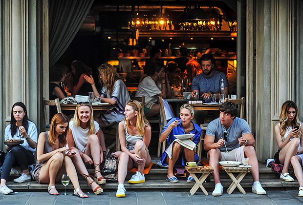 Гости на летней веранде одного из ресторанов на Патриарших прудах