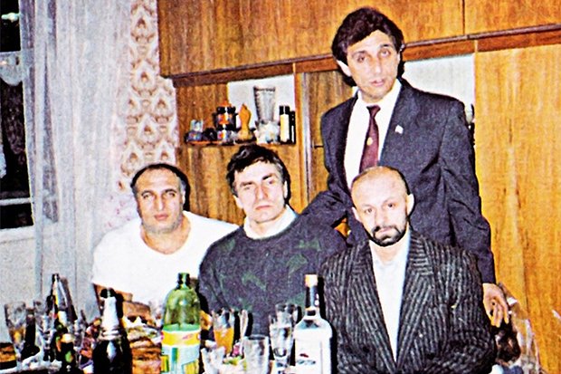 Нижний ряд: криминальные авторитеты Владимир Никуличев (Пуля, в центре) и Виктор Рыбалко (Рыбка, крайний справа). Фото: книга «Криминальный Киев»