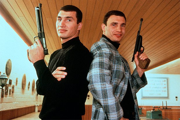 Владимир (слева) и Виталий Кличко. 21 января 1999 года, Гамбург, Германия
