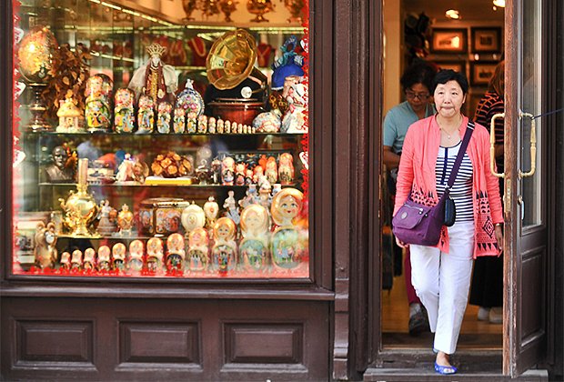 Китайские туристы выходят из магазина сувениров в Москве 