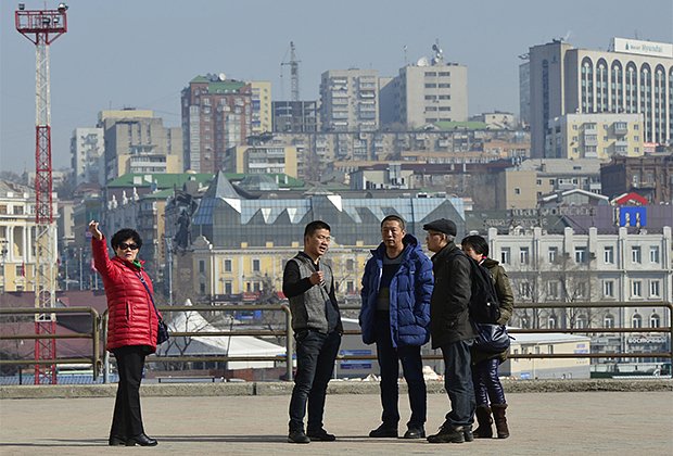 Туристы из Китая на территории морского вокзала во время экскурсии по городу