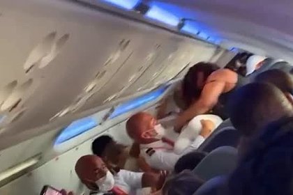 Женщины устроили массовую драку из-за места в самолете и попали на видео