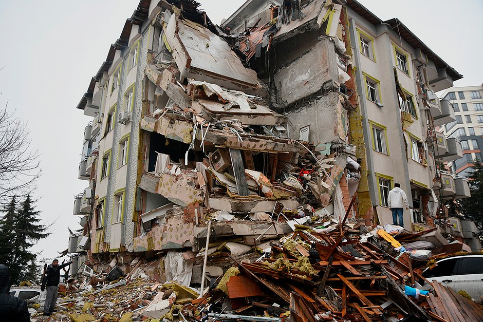 Разрушенный жилой дом в Кахраманмарасе, Турция