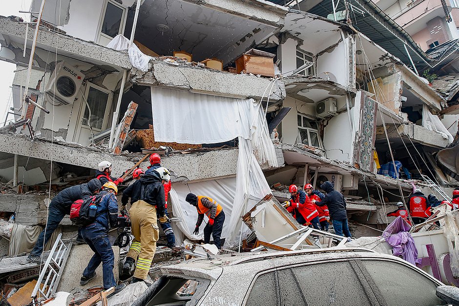 Спасатели работают в разрушенном здании в Диярбакыре, Турция