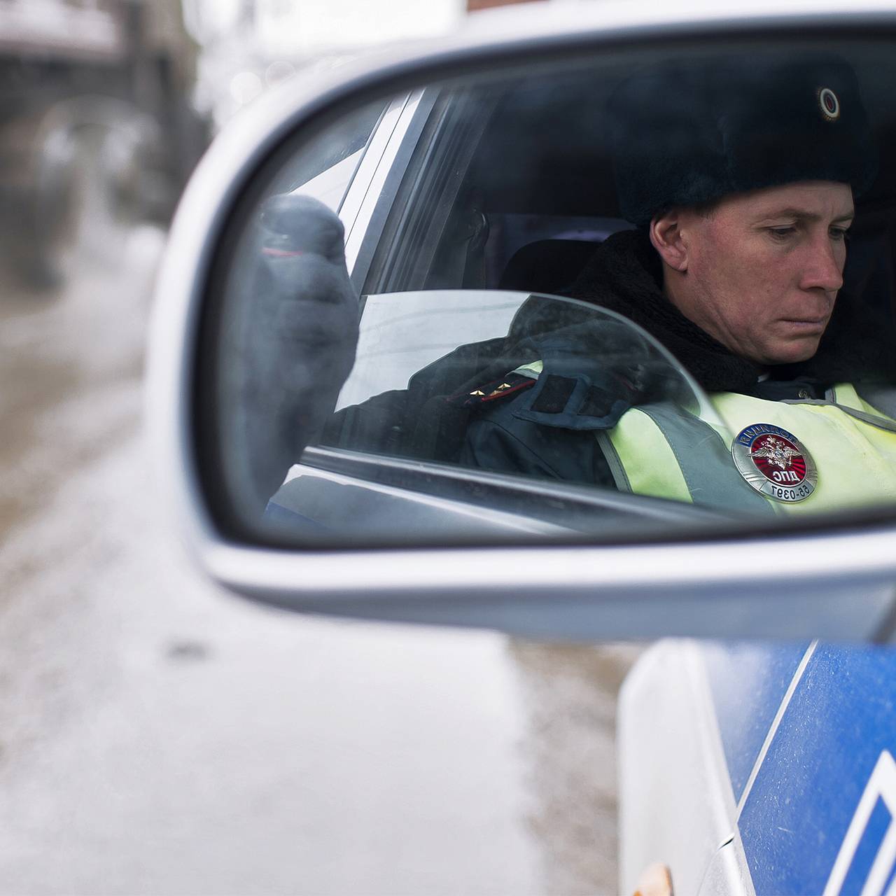 Россиянин решил вытолкнуть автомобиль из снега и попал в больницу:  Происшествия: Россия: Lenta.ru